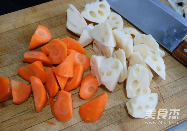 Stewed Pork Ribs with Lotus Root and Carrots recipe