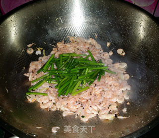 Stir-fried Krill with Garlic Sprouts recipe