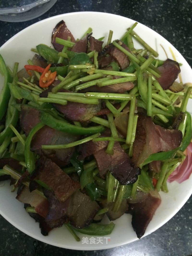 Stir-fried Artemisia with Smoked Meat recipe