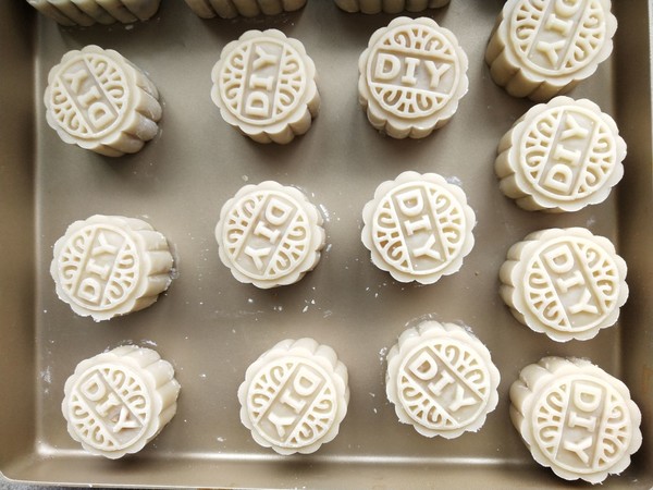 Mooncake with Lotus Seed Paste and Egg Yolk recipe