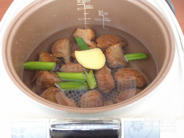 Beef Balls in Claypot with Hericium recipe