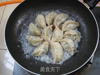 Frozen Dumplings Can Also Make Beautiful Ice Flowers ------ Ice Flower Fried Dumplings recipe