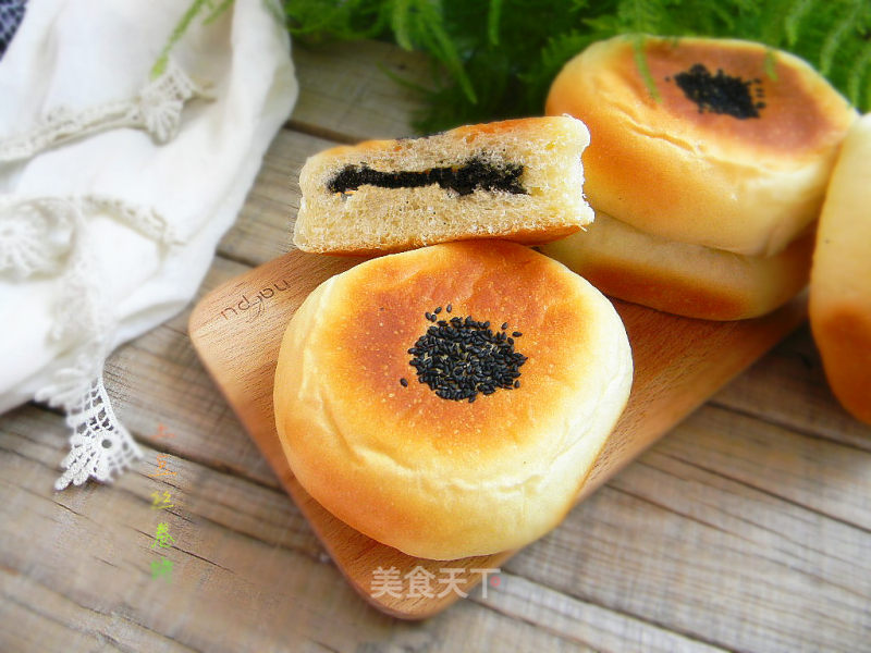 #aca烤明星大赛# Black Sesame and Coconut Stuffed Bread recipe