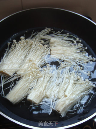 Fresh Yellow Flowers Mixed with Enoki Mushrooms recipe