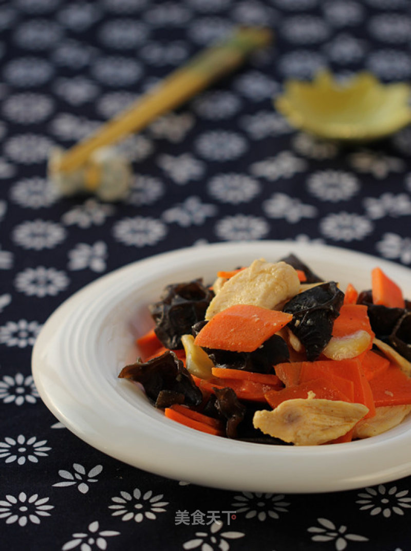 Fried Chicken with Carrots and Fungus recipe