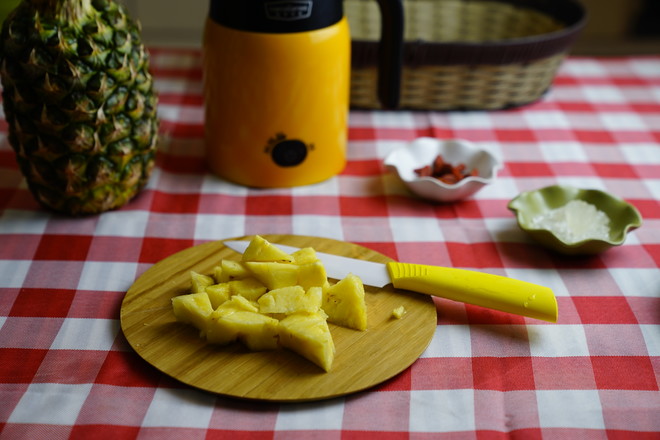 Wolfberry Pineapple Tremella Soup recipe