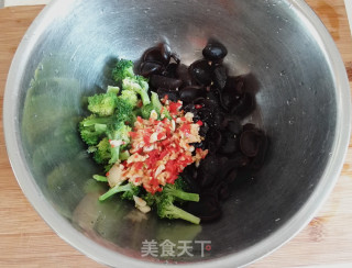 Chopped Pepper Fungus Mixed with Broccoli recipe