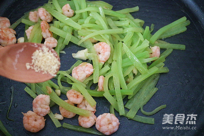 Fried Shrimp with Lettuce recipe