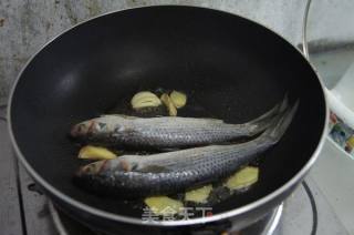 Grilled Small Crucian Carp with Green Pepper recipe