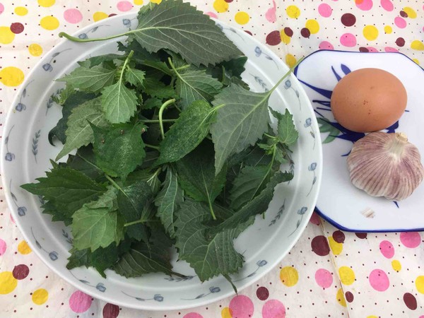 Fried Egg with Basil Leaves recipe