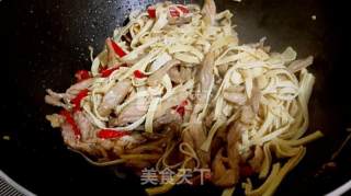 Stir-fried Shredded Pork with Parsley and Bean Curd recipe