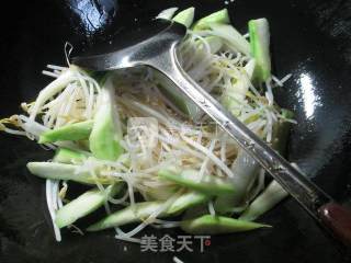 Loofah Stir-fried Mung Bean Sprouts recipe