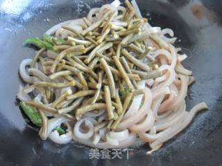 Stir-fried Pork Skin with Sour Cowpeas recipe