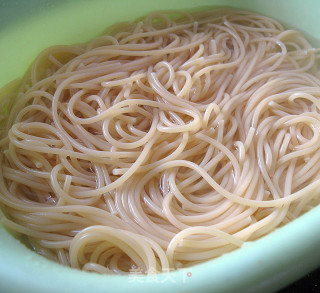 Stir-fried Spaghetti with Basil and Seafood recipe