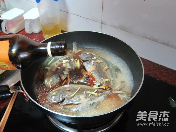 Fried and Braised Crucian Pomfret recipe