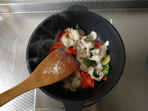 Stir-fried Black Fish Fillet with Green and Red Pepper recipe