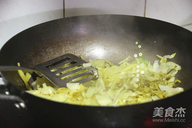 Sauerkraut Shrimp Skin and Garlic Leaves recipe