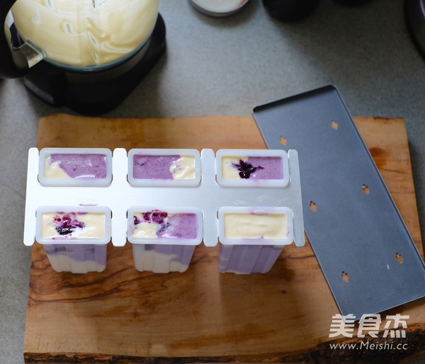 Low-fat Blueberry Yogurt Popsicles recipe