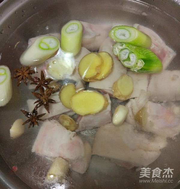 Stewed Pork Knuckles with Peanuts and Lotus Root recipe