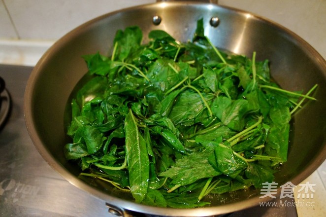 Fried Acanthopanax Leaves recipe