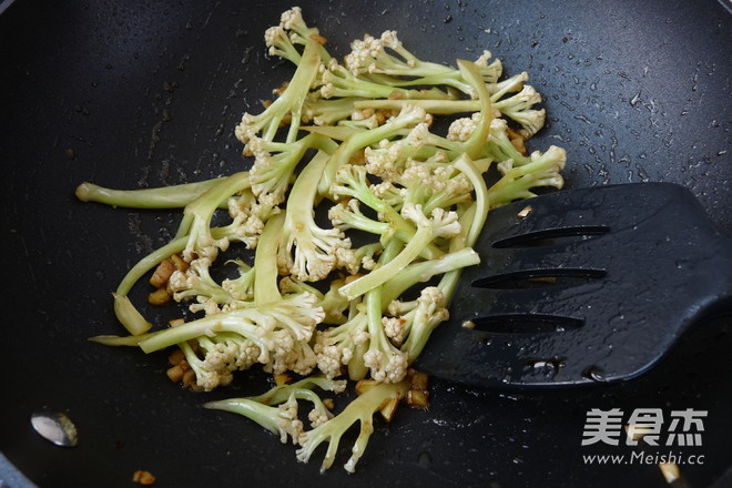 Stir-fried Cauliflower with Fresh Cordyceps recipe