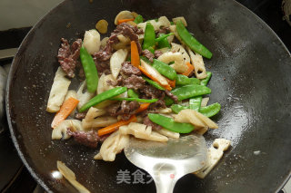 Fried Beef with Lotus Pond Three-color recipe