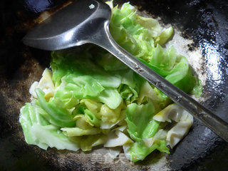 Stir-fried Beef Cabbage with Shrimp Skin and Bamboo Tips recipe