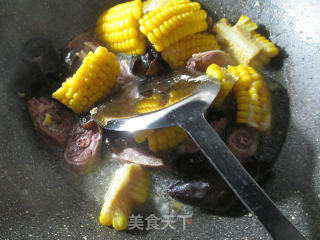Boiled Cured Duck Leg with Black Fungus and Sweet Corn recipe