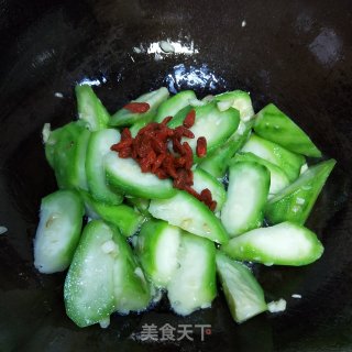 Stir-fried Loofah with Wolfberry recipe