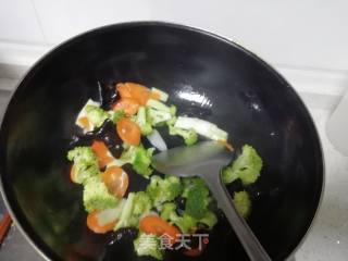 Stir-fried Carrot Fungus with Broccoli recipe