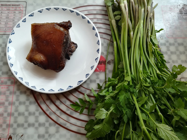Stir-fried Bacon with Wild Celery recipe