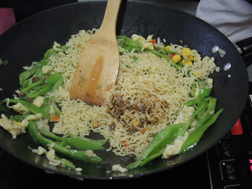 Fried Instant Noodles with Pepper and Egg recipe