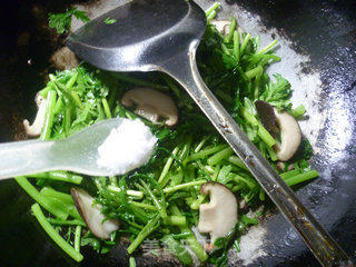 Stir-fried Chrysanthemum with Mushrooms recipe