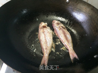 Pan-fried Salted Sea Fish---a Good Choice for Summer Porridge recipe