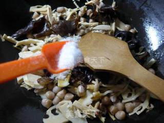 Stir-fried Bamboo Shoots with Black Fungus and Peanuts recipe