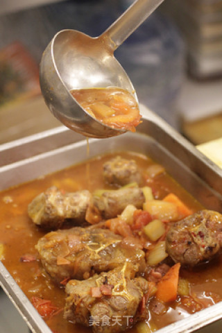 Oxtail with Tomato and Red Wine recipe