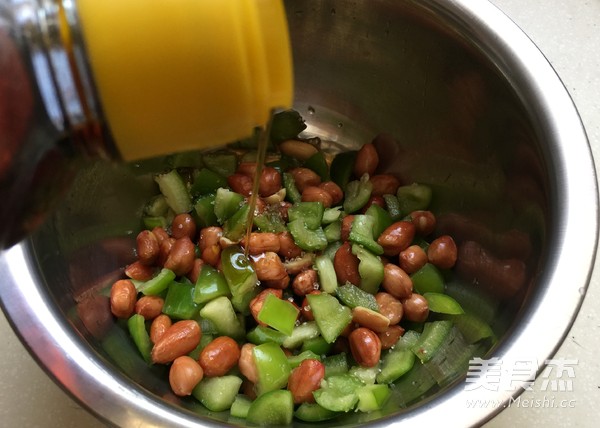 Green Peppers Mixed with Peanuts recipe