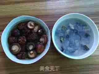 Braised Pork Knuckles with Mushroom and Oyster Sauce recipe