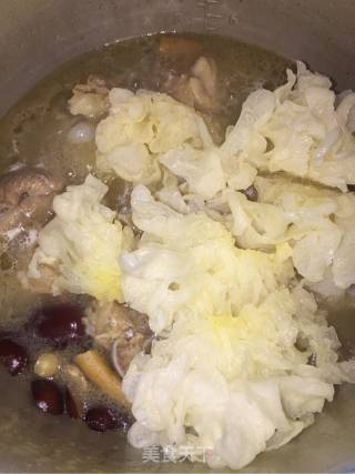 Snow Fungus Pork Bone Soup recipe