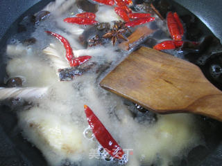 Black Fungus and Bean Tendon Roasted Middle Fin recipe