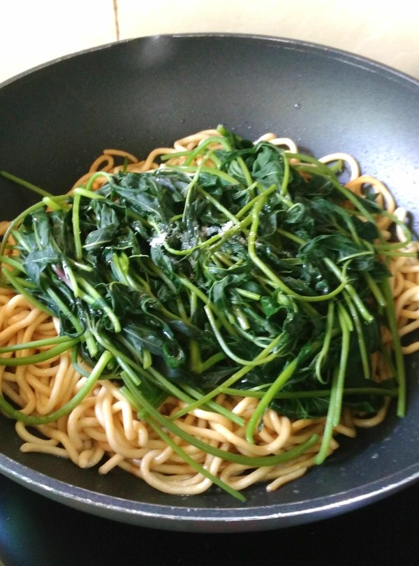 Fried Noodles with Sweet Potato Leaves recipe