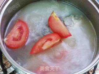 Tomato Rolled Crucian Soup recipe