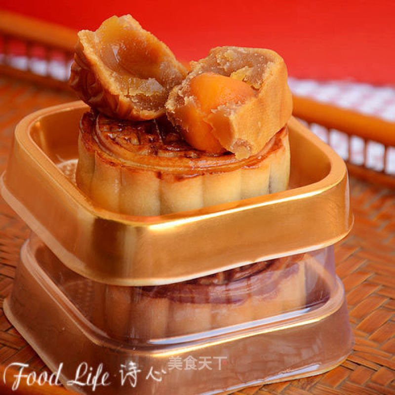 【cantonese-style Egg Yolk and Lotus Seed Paste Moon Cakes】--- My Favorite Moon Cake on Mid-autumn Festival