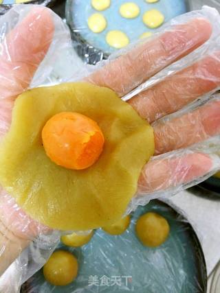 Cantonese-style Lotus Paste and Egg Yolk Mooncakes recipe