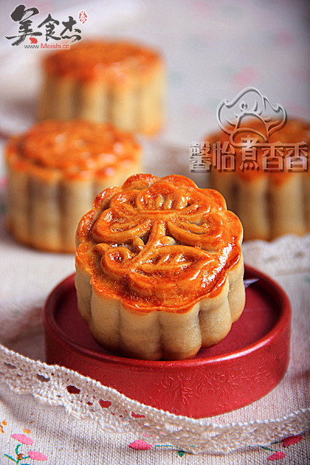 Mooncake with Lotus Seed Paste and Egg Yolk recipe