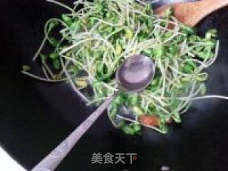 Stir-fried Black Bean Sprouts with Lycium Barbarum recipe