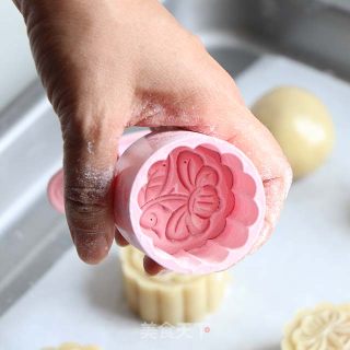 Traditional Mid-autumn Festival-mooncakes with Egg Yolk and Lotus Paste recipe