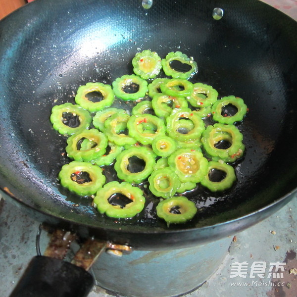 Spicy Stir-fried Bitter Gourd Rings recipe