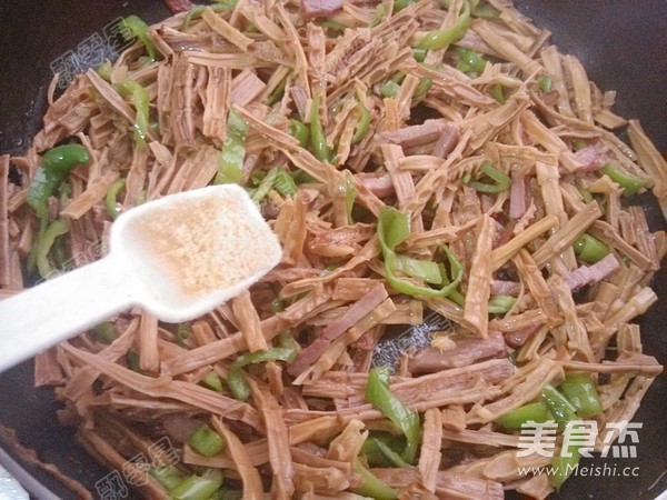 Stir-fried Dried Bamboo Shoots with Green Pepper and Bacon recipe