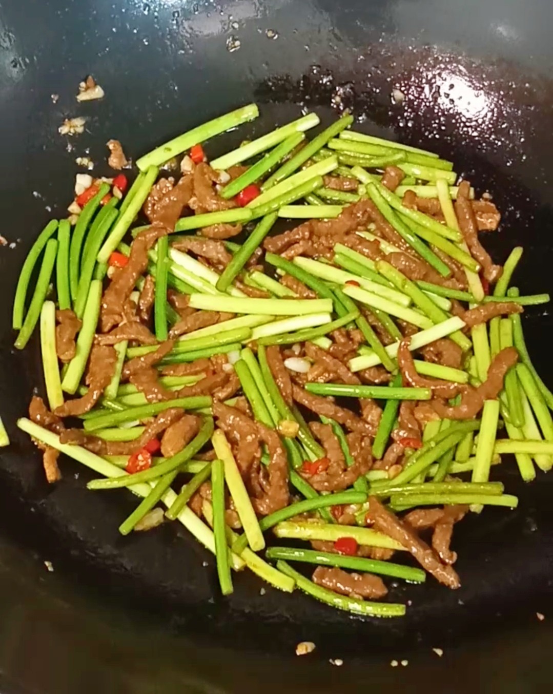Stir-fried Beef with Garlic Sprouts recipe